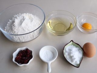 1、蔓越莓饼干,准备所需食材；