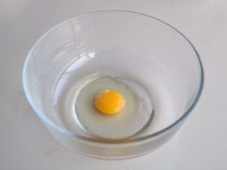 2、蔓越莓饼干,鸡蛋磕入稍大的碗里；