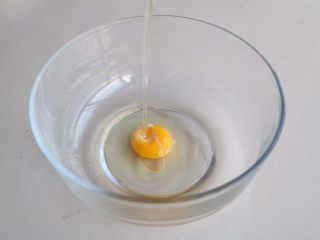 3、蔓越莓饼干,倒入色拉油；