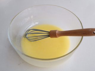 4、蔓越莓饼干,搅打均匀；