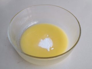 5、蔓越莓饼干,加入细糖搅打均匀；