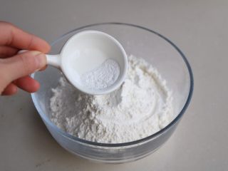 6、蔓越莓饼干,泡打粉、小苏打混合，放入面粉里拌均匀；