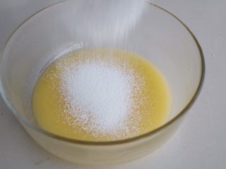 7、蔓越莓饼干,面粉筛入蛋液里（