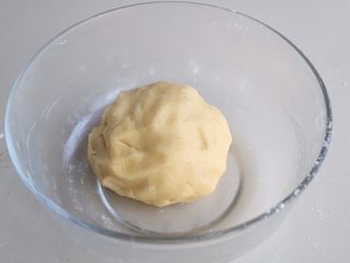 8、蔓越莓饼干,揉成面团；