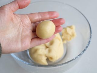 9、蔓越莓饼干,取一小团面，搓圆