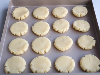 11、蔓越莓饼干,均匀摆放烤盘上；