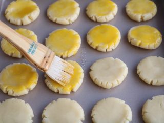12、蔓越莓饼干,刷一层蛋液；
