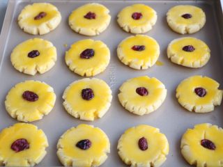 13、蔓越莓饼干,放上蔓越莓干；
