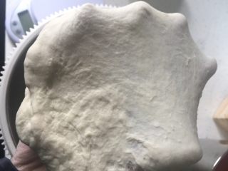 1、金枪鱼脆皮肠披萨????,将所有皮的材料混合揉光。能拉开为止。酵母用温水化开。静置发酵。天气凉适当增加时间。发酵至原面团两倍