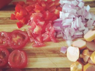 2、金枪鱼脆皮肠披萨????,准备内容材料。切丁