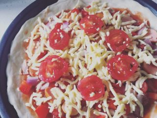 4、金枪鱼脆皮肠披萨????,静置15分钟。刷番茄酱。铺内容材料。最上面盖奶酪。