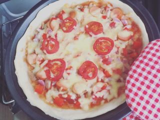 6、金枪鱼脆皮肠披萨????,出炉