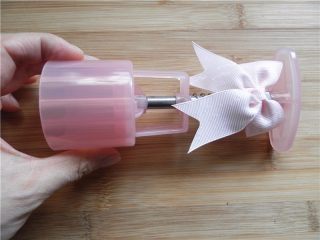 11、天然彩色冰皮月饼,选好一花片，装入Chefmade学厨50克月饼模桶身（水晶粉）（WK9315）里，调制安装好。