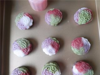 13、天然彩色冰皮月饼,垂直放在金盘里，轻轻按2下后脱模。脱模零压力，纹路很清晰、花型立体感强，超级好用！用它制作的：天然彩色冰皮月饼，真是赏心悦目！ 