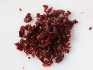 2、蔓越莓麻薯,蔓越莓果干切碎备用。