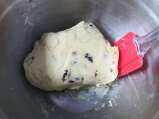 7、蔓越莓麻薯,揉成面团。