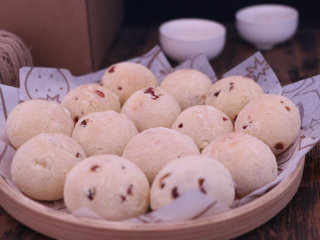 11、蔓越莓麻薯,出炉晾凉。