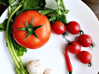 1、培根白菇全麦意面,准备好原料，培根拿出解冻