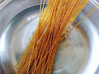 2、培根白菇全麦意面,水煮沸，加点盐，放入意面，一般煮15分钟,可根据个人口味选择软硬度，适量多或者少几分钟