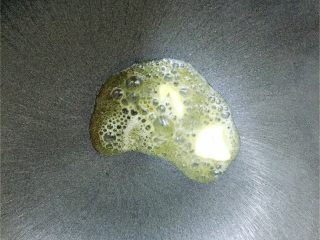 3、培根白菇全麦意面,开中火，放黄油