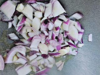 4、培根白菇全麦意面,加洋葱和大蒜，炒出香味