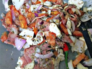 5、培根白菇全麦意面,加培根，炒熟加番茄和口菇，这时加入盐和黑胡椒等各种香料