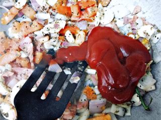 6、培根白菇全麦意面,加番茄酱，拌匀