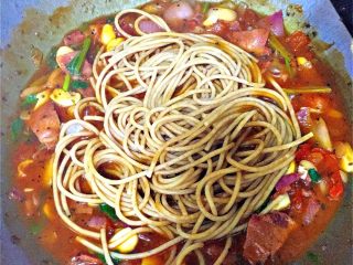 8、培根白菇全麦意面,刚煮好的意面加入，拌匀，中火略收汁。