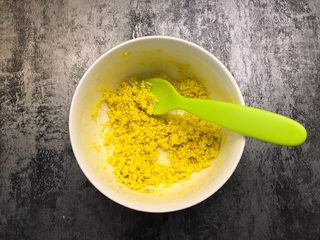 2、玛格丽特饼干,1.鸡蛋煮熟,去壳留下蛋黄,压成泥