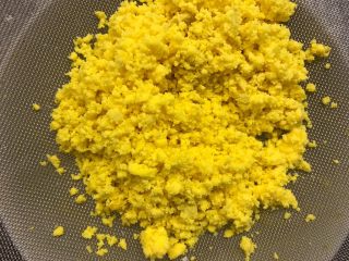 3、玛格丽特饼干,将熟蛋黄过筛备用