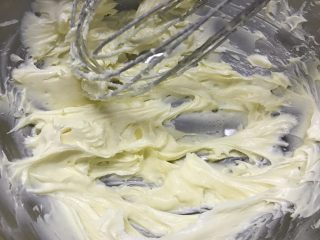 7、玛格丽特饼干,用打蛋器打发至颜色变白