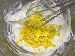 9、玛格丽特饼干,倒入蛋黄碎搅拌均匀