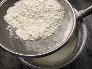 10、玛格丽特饼干,筛入低筋面粉和玉米淀粉