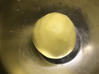 12、玛格丽特饼干,揉成面团,盖上保鲜膜,入冰箱冷藏一小时