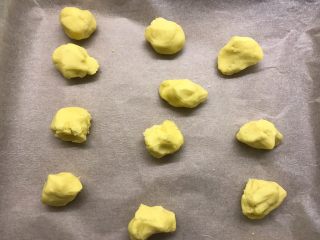 13、玛格丽特饼干,取出面团,分成10克左右的小面团