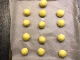 14、玛格丽特饼干,揉圆放入烤盘