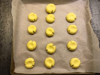 15、玛格丽特饼干,用手指将圆球按扁,烤箱预热160度,上下火烤15分钟