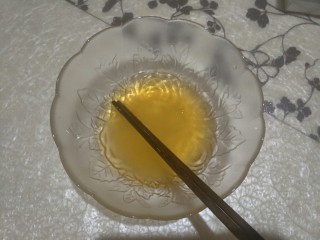 2、广式莲蓉蛋黄馅月饼,把转化糖浆,枧水,花生油倒到一个碗里,用筷子充分搅拌均匀