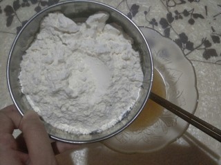 3、广式莲蓉蛋黄馅月饼,筛入中筋面粉