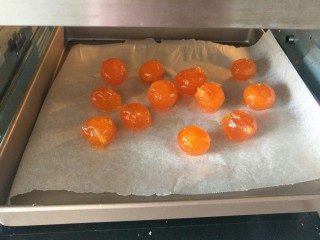 7、广式莲蓉蛋黄馅月饼,将咸鸭蛋黄用油泡过之后,放入预热好的烤箱中层上下火180°烤四分钟左右。
