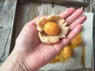 9、广式莲蓉蛋黄馅月饼,然后用莲蓉包裹蛋黄