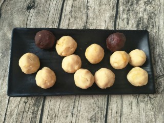 10、广式莲蓉蛋黄馅月饼,全部包好。如图