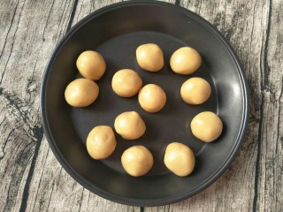 11、广式莲蓉蛋黄馅月饼,将月饼皮分成20分,每份15克