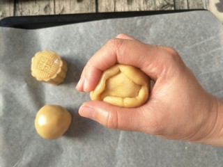 13、广式莲蓉蛋黄馅月饼,用虎口往上爬的方式包裹好。