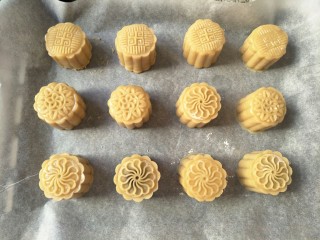 14、广式莲蓉蛋黄馅月饼,然后用月饼模具压出花型。