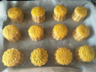 16、广式莲蓉蛋黄馅月饼,然后取出刷一层薄薄的蛋黄液,然后不要急着去烤,给它晾凉一会儿,这样能够有效防止月饼塌陷