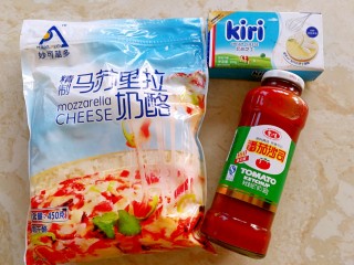 1、快手早餐～牛油果土司披萨,准备好材料，奶油奶酪提前软化