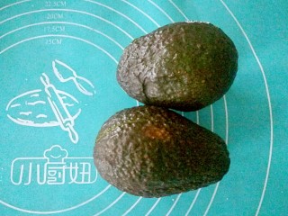 2、快手早餐～牛油果土司披萨,牛油果洗干净
