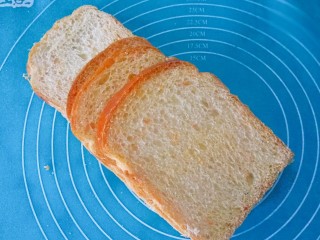 3、快手早餐～牛油果土司披萨,土司切片