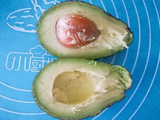 4、快手早餐～牛油果土司披萨,牛油果对半切开